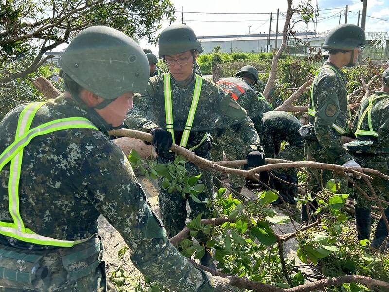 第四作戰區官兵協助台南後壁區處理倒塌樹木、枯枝。（第四作戰區提供）