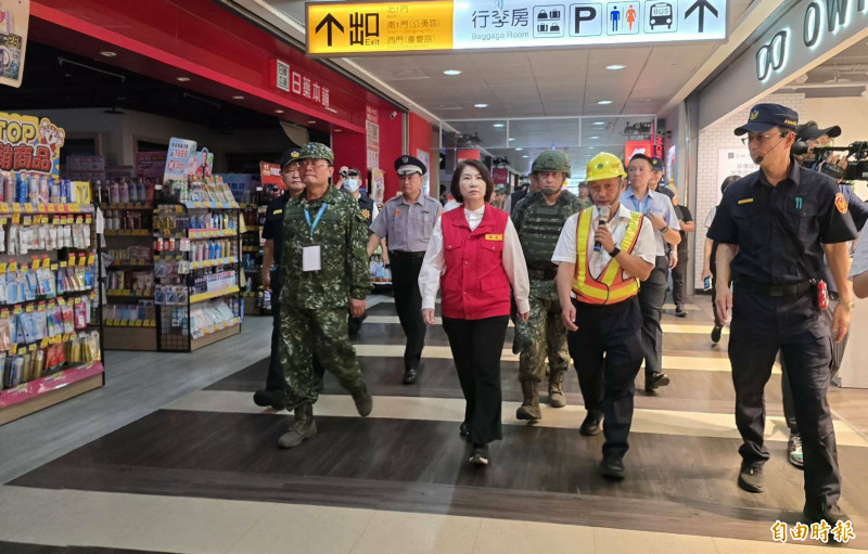 屏東縣長周春米視察屏東火車站情況。（記者葉永騫攝）