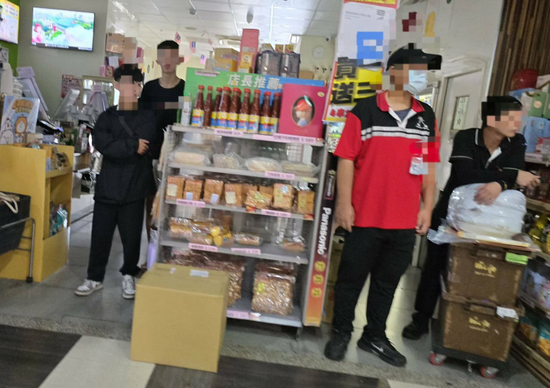 超商民眾無視演習進行中。（記者葉永騫攝）