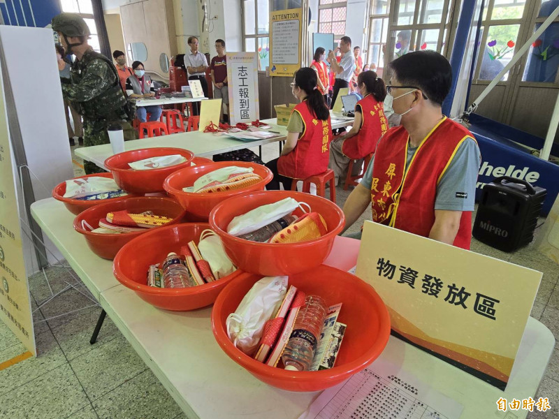 臨時收容救濟站設置物資發放區。（記者葉永騫攝）