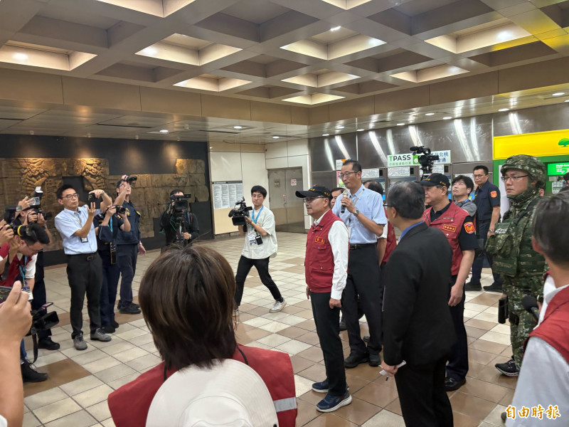 新北城鎮韌性演習登場，市長侯友宜視察捷運站。（記者陳奕劭攝）