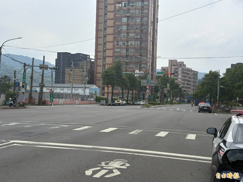 空襲警報響起，路上無車無人。（記者陳奕劭攝）