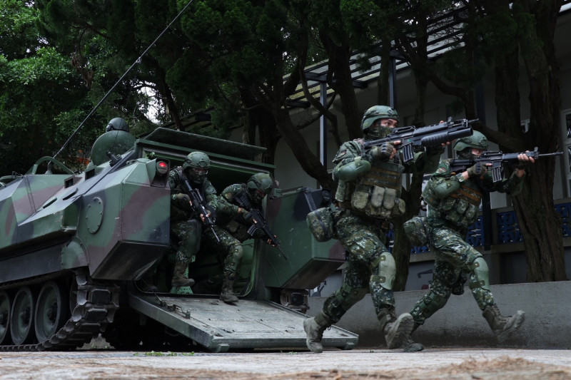 馬防部官兵迅速下車展開戰鬥隊形。（馬防部提供）