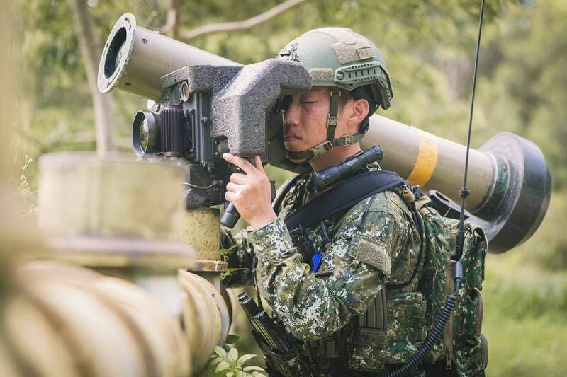 金防部參演官兵熟練操作標槍飛彈。（軍聞社提供）