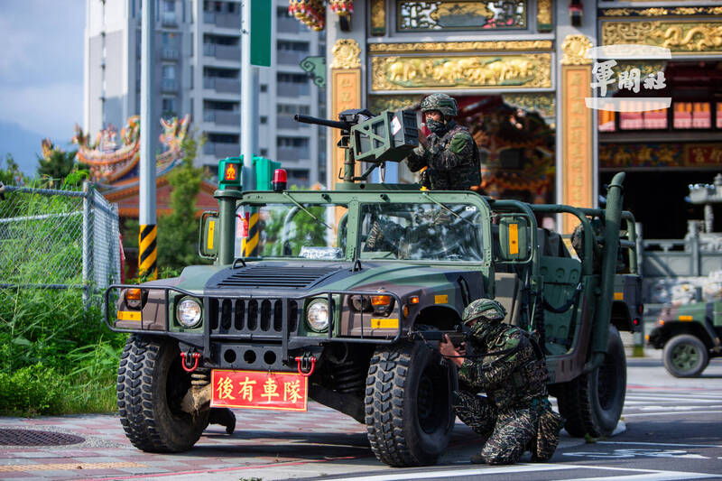 海軍陸戰隊99旅官兵執行守備作戰任務。（軍聞社提供）