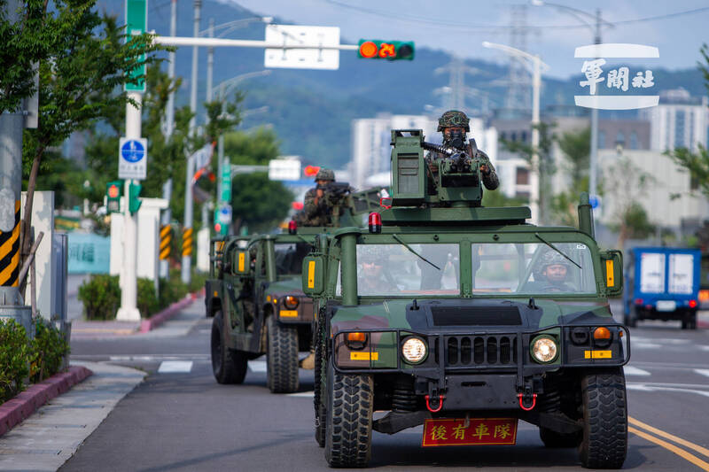 陸戰99旅官兵17日下午接獲命令，前往指定地區執行守備作戰任務。（軍聞社提供）
