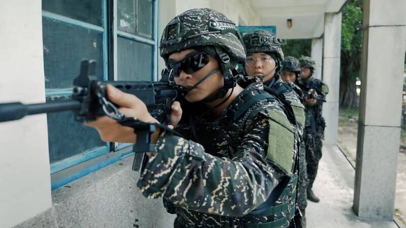 海軍陸戰隊99旅官兵實施小部隊城鎮戰鬥訓練，部隊官兵手持T91步槍，成戰鬥隊形準備突入家屋。（擷自海軍陸戰隊官方影片）
