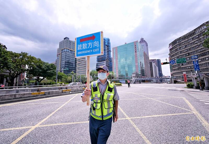 圖為台北市2025城鎮韌性演習情形，警察於中正區忠孝西路、中山北路一帶舉牌實施人車管制。（記者方賓照攝）