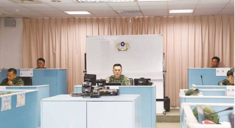 陸軍司令呂坤修上將（中）昨日在參謀長陳建義中將（前排左）、政戰主任史順文中將（前排右）及各業管處長等重要幹部陪同下，視導「漢光41號演習」實兵演練，實地驗證備援指管機制轉移演練。（圖：取自青年日報）