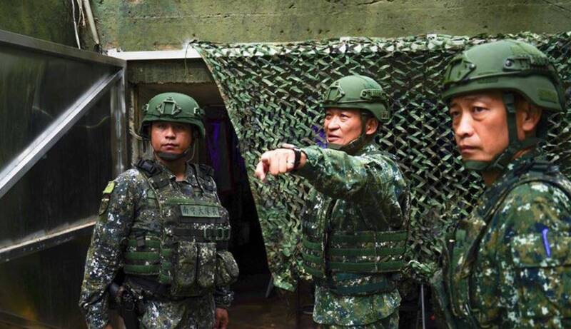 馬防部指揮官劉慎謨中將（中）昨日親赴預備指揮所，實地驗證通資聯繫、指揮移轉等備援機制運作，並強調各級部隊必須「有備無患、靈活應變」，方能因應瞬息萬變的戰場挑戰。（圖：取自青年日報）