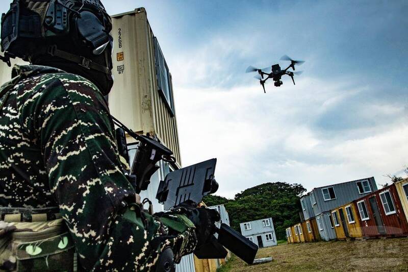 海軍陸戰隊官兵運用「微型無人機」，提升戰場覺知與透明度。（圖：軍聞社提供）