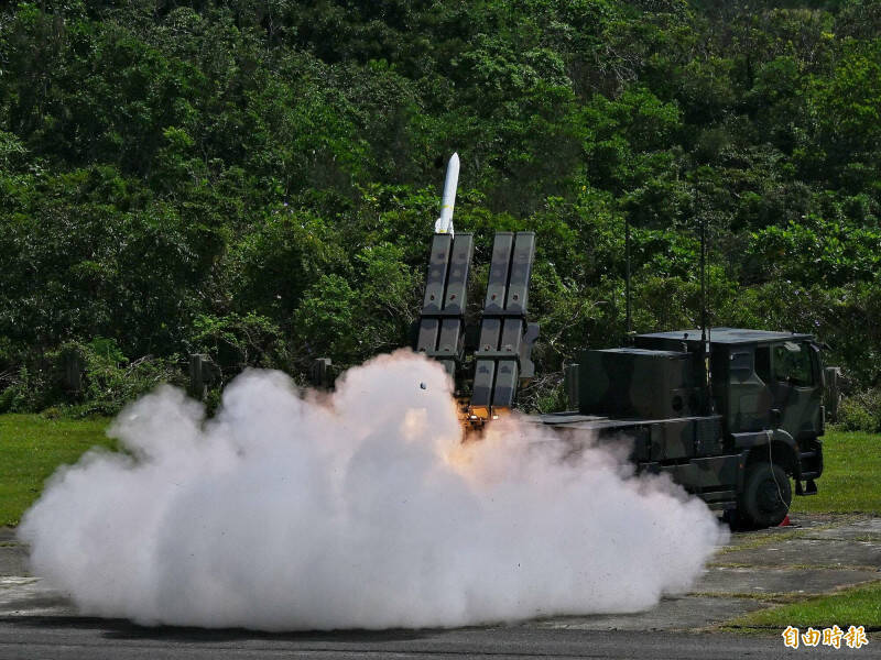 陸軍在今年5月實施年度精準飛彈射擊的「神弓」操演，由陸射劍二防空系統打頭陣，射擊以接戰低空威脅目標。（資料照，記者陳逸寬攝）