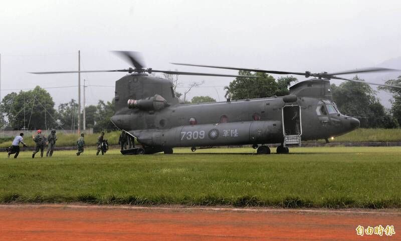 陸軍CH-47SD直升機實常投入運輸、救災任務，可見其機尾排氣管較短。（資料照）