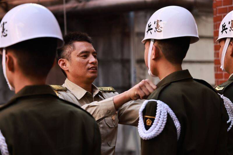 憲兵指揮部官兵執行大門衛哨勤務等任務時，會身著甲種服、頭帶白色勤務頭盔，是憲兵的一大特色。（資料照，青年日報提供）