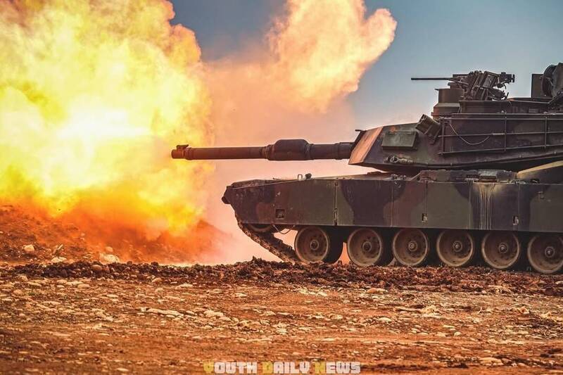 M1A2T戰車射擊的瞬間，場面相當震撼。（圖片取自青年日報IG）