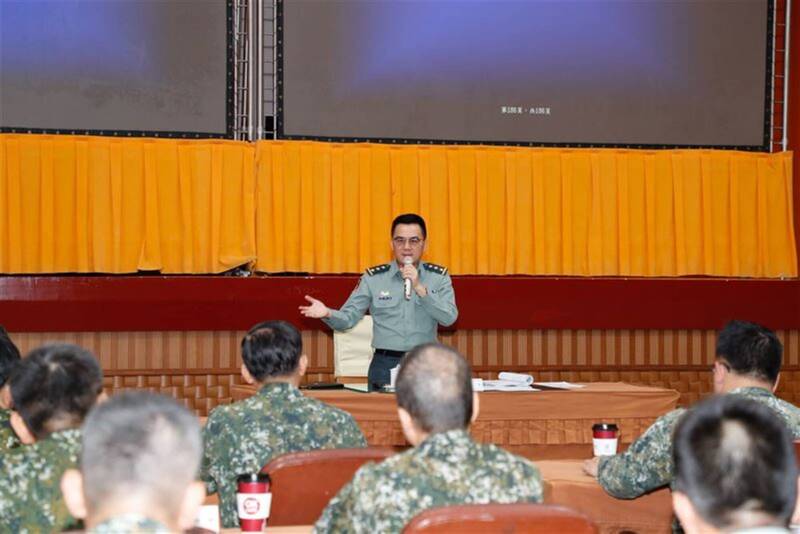 陸軍司令呂坤修上將主持「擴大戰敵情會報」。（陸軍司令部提供；青年日報）