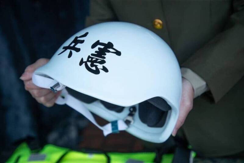 憲兵為女性官兵設計的新型頭盔已陸續服役。（資料照，青年日報提供）