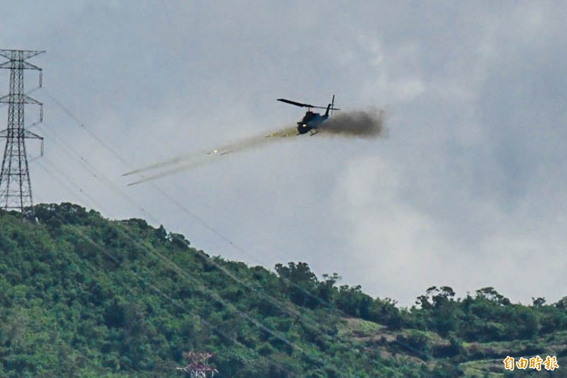 屏東聯勇操演進入高潮，航特部直升機提供火力支援。（記者蔡宗憲攝）