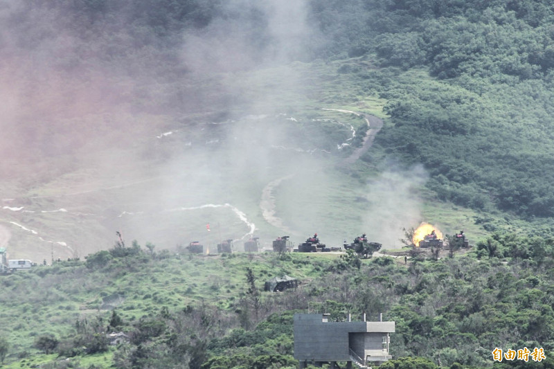 屏東聯勇操演進入高潮，三軍火力全開震懾力十足，國軍戰車、裝甲車陸續開火。（記者蔡宗憲攝）