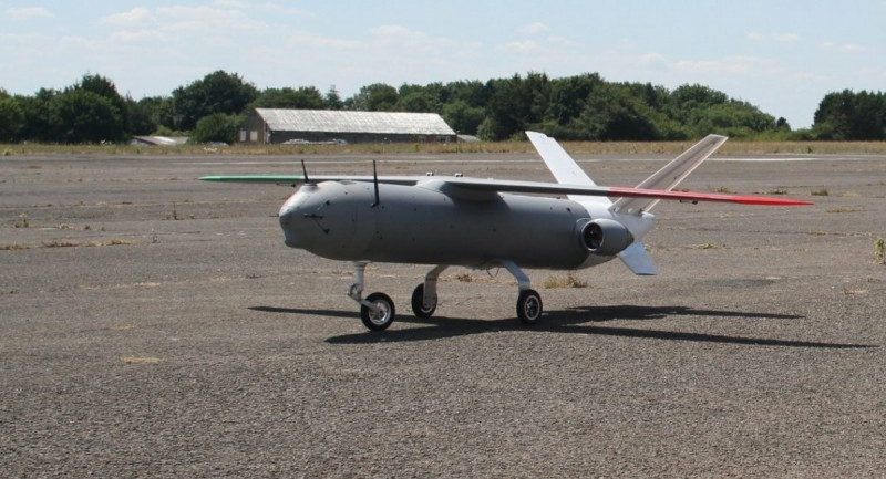 英國MGI工程公司先前在恩斯通機場展示「天鯊」（SkyShark）無人機原型，採用A300渦輪噴射引擎，具備時速450公里、射程250公里的自殺式攻擊能力，為英國國產無人機技術邁出新步伐。（圖：MGI Engineering）