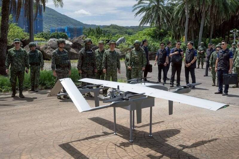 賴總統一行人於漢光演習期間視導的陸用型監偵無人機，實為智飛科技的TU30-VG型機，採油、電混合動力，導控距離達100公里、最大時速112公里、並抗6級以上強風，在時速80公里巡航條件下，則可續航約10小時。（軍聞社提供）