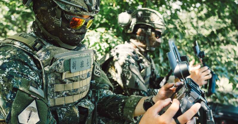 國防部去年採購1485架微型無人機中，包含陸軍320架、空軍315架，以及全民防衛動員署的850架，是國軍監偵任務的生力軍。（國防部發言人官方Facebook）