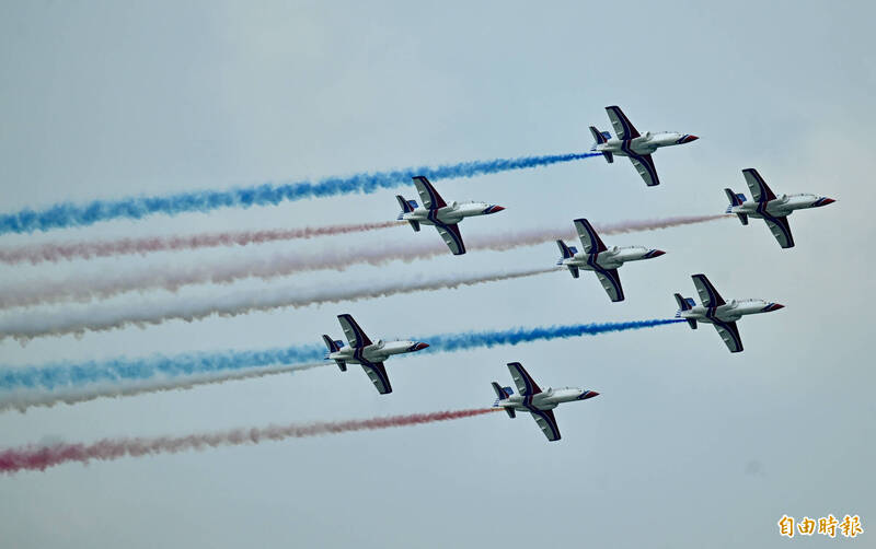 圖為2024年參與嘉義空軍基地開放的雷虎小組與AT-3高教機展演情形。（本報資料照，記者羅沛德攝）