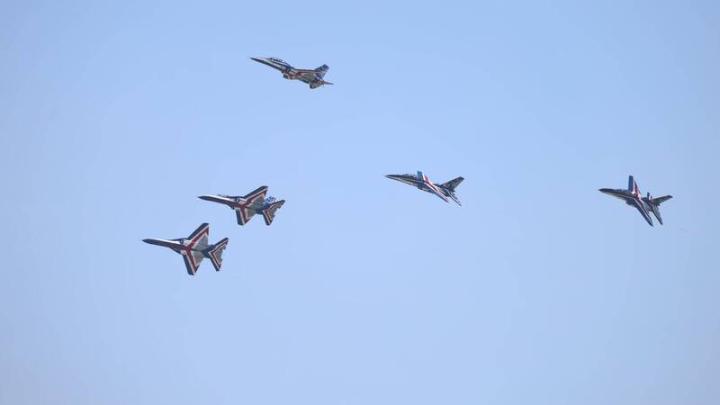 今年5月底首度進行5機編隊驗證的空軍「雷虎小組」，先後執行了「低空衝場」、「扇形展開」、與「致敬隊形」三項表演科目。（IDF經國號粉專提供）