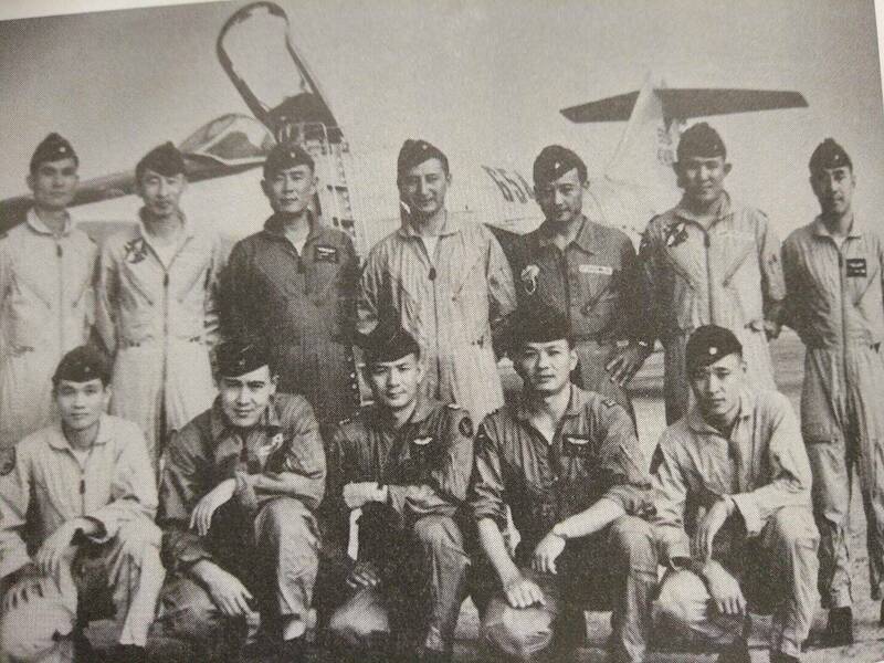 第4中隊「紅狐中隊」官兵與所駕駛的RF-101A「巫毒」偵察機合影。（圖片取自空軍臉書）