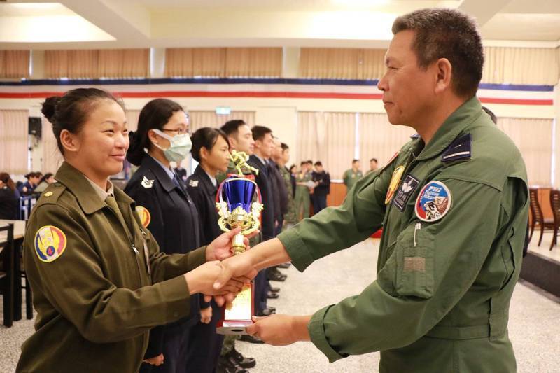 顏有賢在擔任空軍第4聯隊長期間，因為多次調派F-16戰機攔截丶驅離共機，讓老共十分頭痛，中媒及軍事論壇還曾專文分析顏有賢及其領軍的第4聯隊。圖為顏有賢（右）在4聯隊長任內為官兵慶生及頒獎。（圖：取自中華民國空軍臉書專頁）