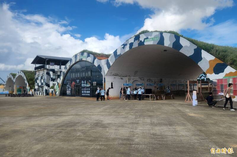 「05緊戒區」由舊桃園空軍基地的一座4聯警戒機堡及中間的警戒室組成，目前限期開放至8月底。（記者劉宇捷攝）