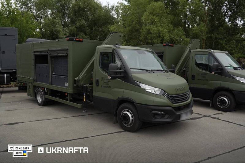 兩輛配備小型起重機的4×4卡車用來將彈藥裝掛到飛機上，不僅具高機動性又節省人力。（圖片取自烏克蘭空軍司令部臉書）