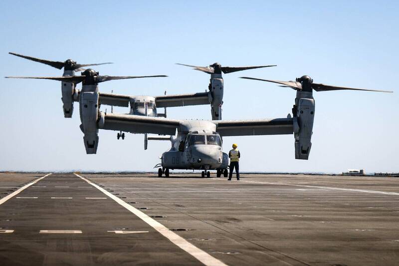 威爾斯親王號還接待美國陸戰隊的MV-22「魚鷹」運輸機，「這是更多美國陸戰隊人員與F-35B戰機稍後加入部署的前奏」。（取自英國皇家海軍X）