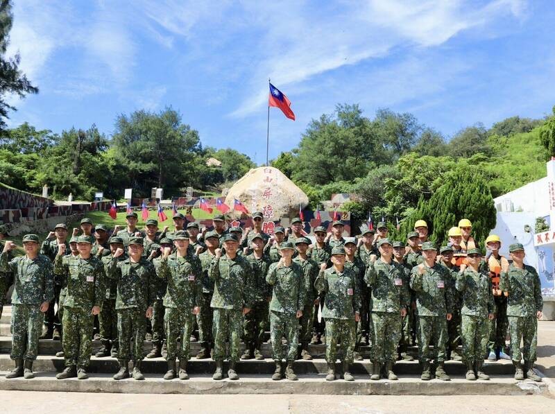 金防部指揮官黃先任中將（前排右六）期勉大膽守備隊全體官兵，應以戮力戰訓為本務，精進軍事職能為目標，建立官兵榮譽感，成為守護國家安全第一線的堅強「前衛」。（金防部提供）