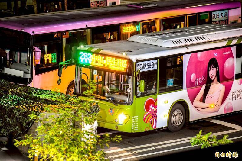 國防部可能更希望透過民力軍用、後備動員以及民防系統等戰時軟實力，來強調互助作戰的防衛決心，以向美國表達我國軍民願意自我防衛國土。圖為徵調北市公車做為阻絕設施。（資料照/記者劉宇捷攝）