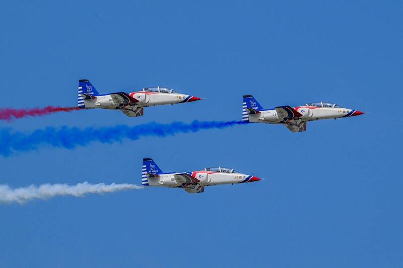 1984年服役的AT-3「自強號」高級教練機，作為雷虎小組30餘年的特技展示機，這項任務即將在明天畫下句點，交棒給新登場的勇鷹小老弟，光榮退役。圖為同型機24日全兵力預校情形。（中華民國空軍官方Facebook）