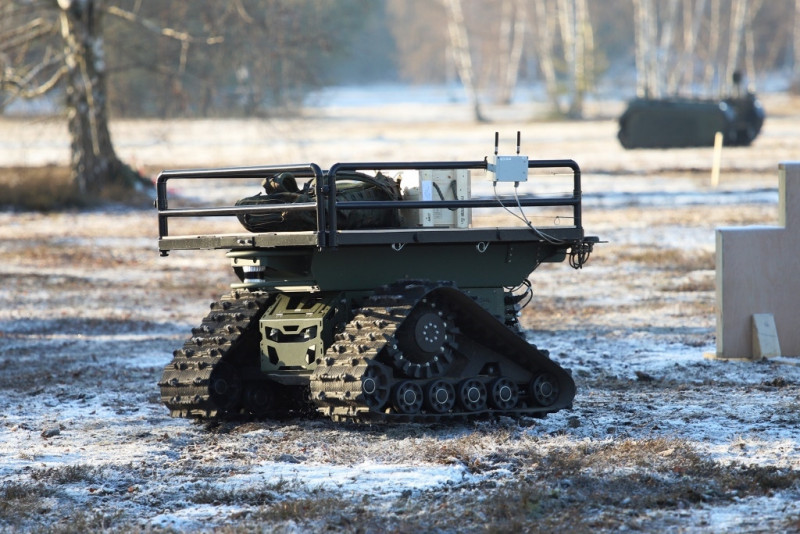 德國迪爾防衛公司開發的「Ziesel」履帶式無人地面載具，圖為其執行後勤運輸任務的樣貌。（圖：Diehl Defence）