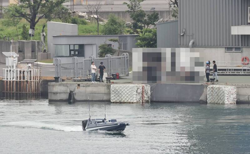 黑潮攻擊無人艇航行，可見艇艏有多具突起設備，據了解，此為測試用的撞擊感應器，用以協助蒐集測試數據，判斷驗證結果。（李忠衛授權提供）