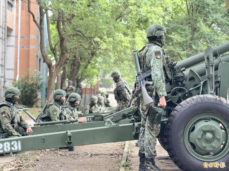 圖為陸軍步兵206旅砲兵營召員，本月14日在林口麗林國小實施105公厘榴砲操作演練。（本報資料照，記者羅國嘉攝）