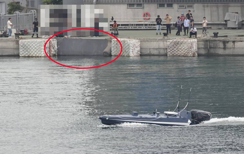 岸壁架設好的測試用鐵板和黑潮攻擊無人艇。（李忠衛授權提供）