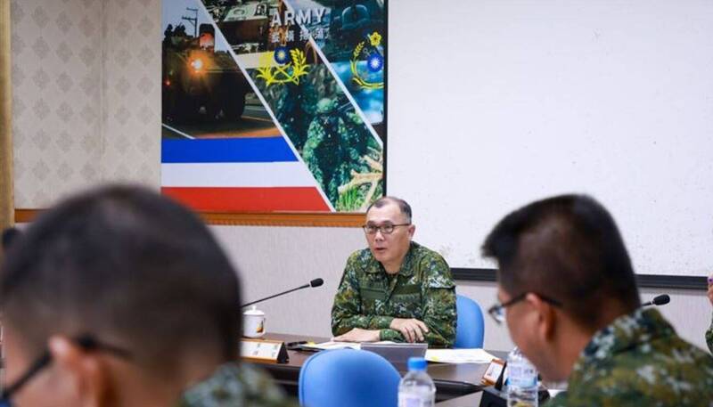 陸軍六軍團指揮官（國軍第3作戰區指揮官）陳文星中將（中），昨日在湖口營區主持「陸勝操演任務啟始會議」。（圖：取自青年日報）
