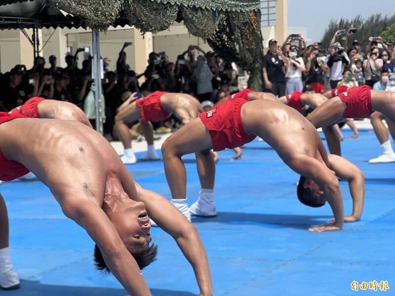 海龍蛙兵訓練十分嚴格，圖為戰技操練情形。（資料照，記者吳正庭攝）