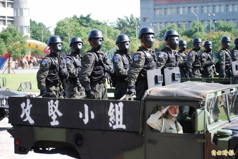 憲兵特勤隊因大多穿著黑色任務服裝，而有「夜鷹特勤隊」稱號，標準裝備不僅要著防火頭套，甚至還要戴上猶如鐵面人的防彈頭盔，同時配有精密夜視鏡等夜戰反恐裝備。（資料照）