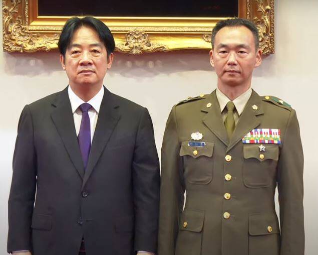 新任憲兵204指揮部指揮官楊怡泰（右），部隊經歷驚人，他曾經是俗稱「夜鷹特勤隊」的憲兵特勤隊隊長。圖：取自總統府網站。