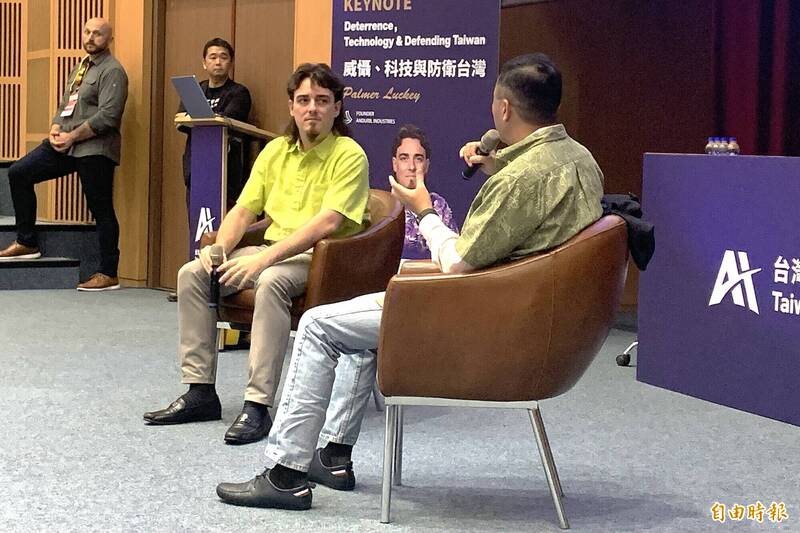 美國國防新創公司Anduril創辦人帕爾默（左），今（4）日受邀來台，在台大進行首次公開演講，分享他的科技創業故事，以及對今日國防產業和台海情勢的觀察。（記者陳治程攝）