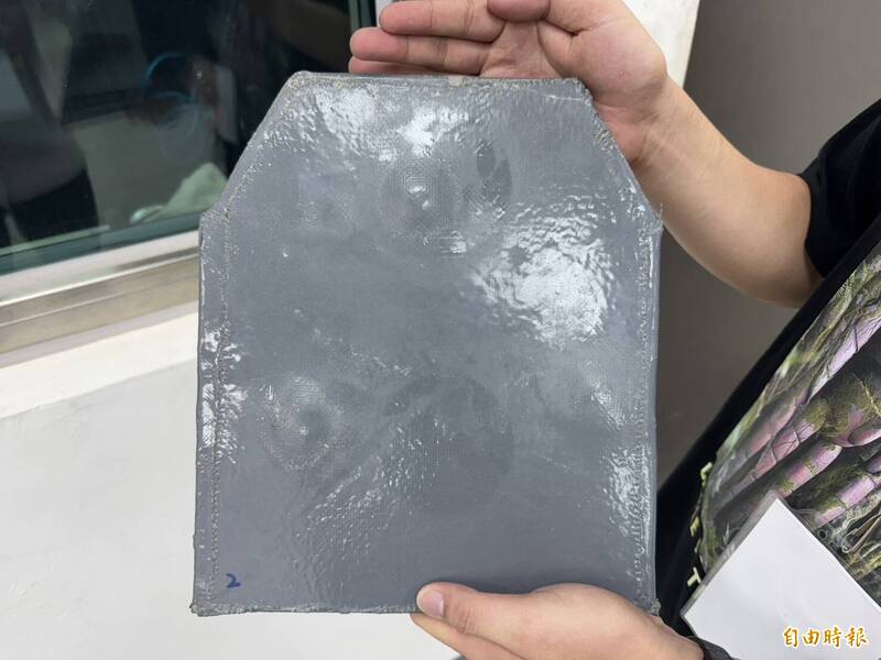 國軍可抵擋中共5.8公厘鋼芯彈的新式抗彈板日前已完成測試，並啟動量產，圖為抗彈板被槍枝射擊後的背面，可見凸起程度。（資料照，記者吳哲宇攝）