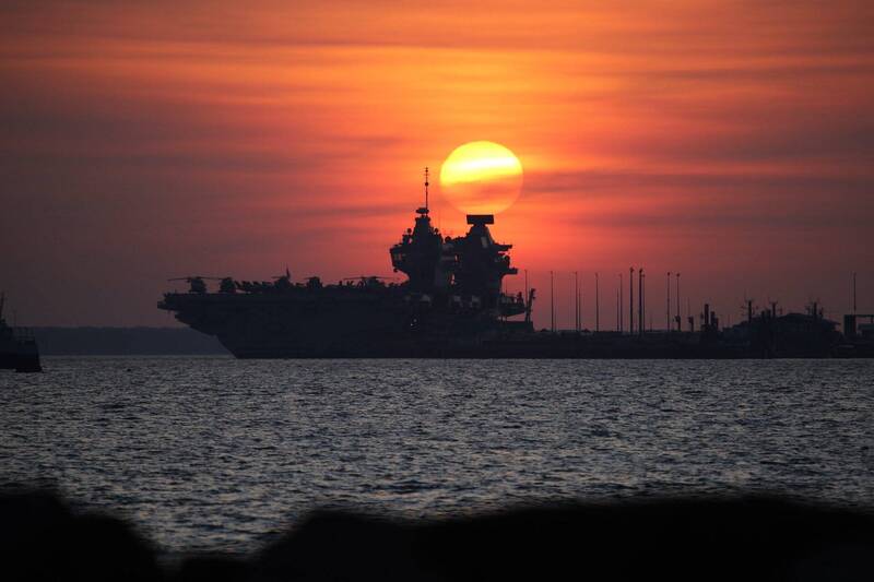英軍伊莉莎白女王號航艦4年前曾部署印太，未航經台灣海峽，4年後，在防範中國軍事擴張和英國防大臣表態的大環境下，該艦是否會有別以往取道台海或周遭海域，值得觀察。（英國駐澳大使館官方X帳號）