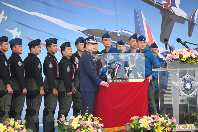 空軍司令鄭榮豐上將頒授AJT型機雷虎小組臂章給飛行教官，並呈獻AT-3型機雷虎頭盔，象徵雷虎小組傳承交接、承先啟後。（記者蘇福男攝）