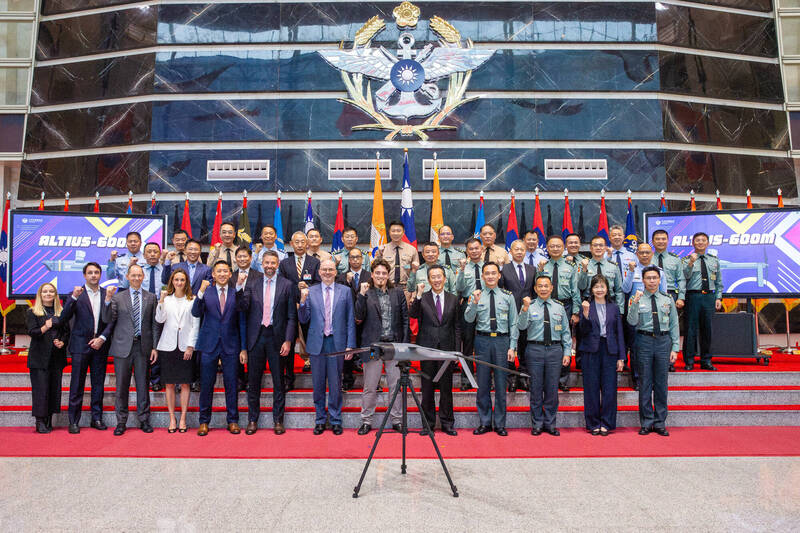 國防部與美國Anduril公司雙方代表合影。（國防部提供）