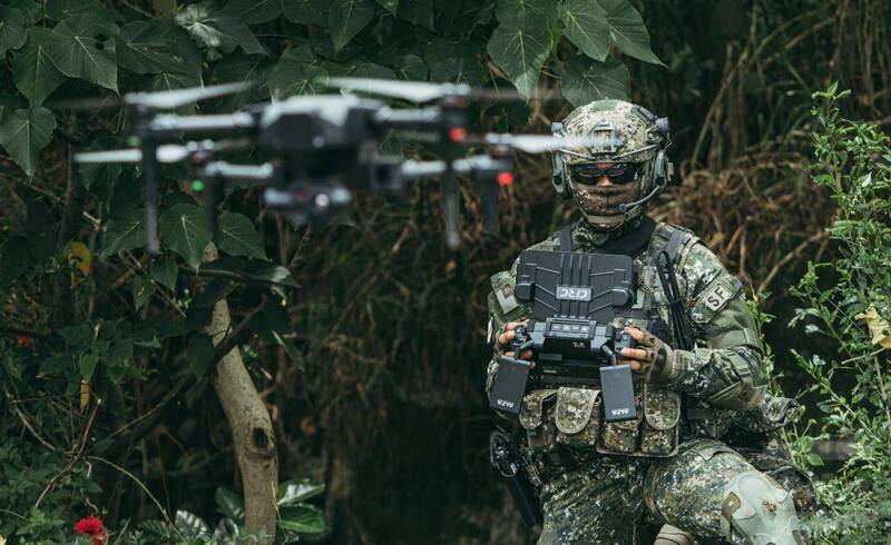 陸軍特指部官兵在漢光演習期間操作微型無人機。（軍聞社提供）